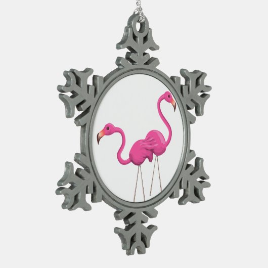 2つのピンクフラミンゴが一緒に立っている スノーフレークピューターオーナメント (左)