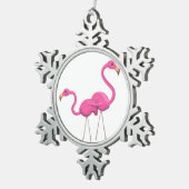 2つのピンクフラミンゴが一緒に立っている スノーフレークピューターオーナメント (右)