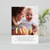 2つのフォトファースト誕生日金ゴールド 箔招待状 (立ち正面)