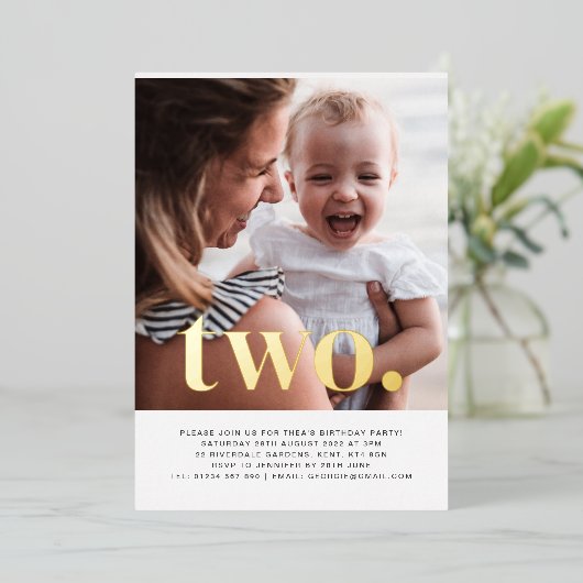 2つのフォトファースト誕生日金ゴールド 箔招待状 (立ち正面)