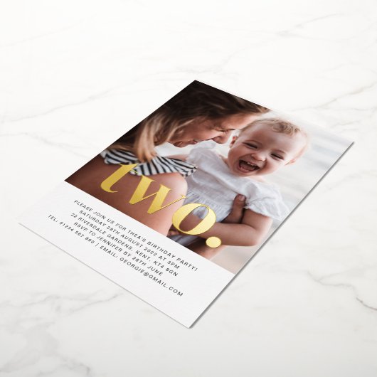 2つのフォトファースト誕生日金ゴールド 箔招待状 (回転した状態)