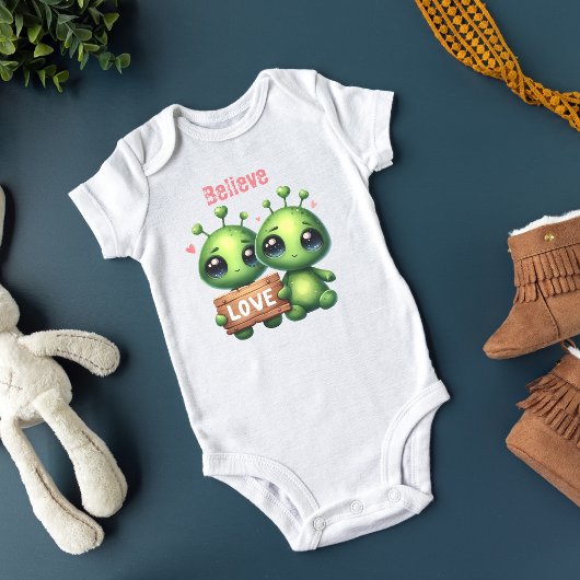 2つのベビーエイリアンラブUFO信じサイエンスフィクショントップ ベビーボディスーツ