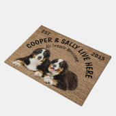2つのベルネーズマウンテンパーソナライズされたドッグ恋人 ドアマット (アングル)