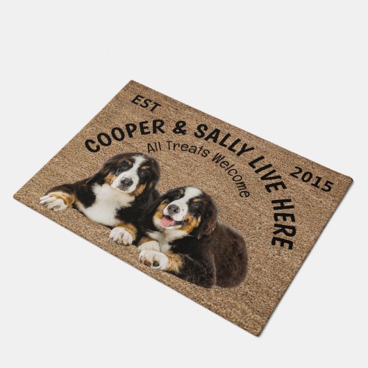 2つのベルネーズマウンテンパーソナライズされたドッグ恋人 ドアマット (アングル)
