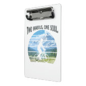 2つのホイール、1つの魂。サイクリングスポーツ ミニクリップボード (アングル2)