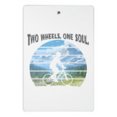 2つのホイール、1つの魂。サイクリングスポーツ ミニクリップボード (裏面)