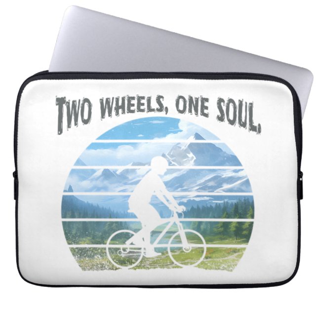 2つのホイール、1つの魂。サイクリングスポーツ ラップトップスリーブ (正面)