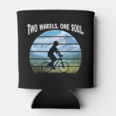 2つのホイール、1つの魂。サイクリングスポーツ 缶クーラー (裏面)