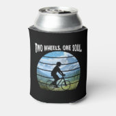 2つのホイール、1つの魂。サイクリングスポーツ 缶クーラー (缶裏面)