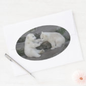 2つのホッキョクグマの子 楕円形シール (封筒)