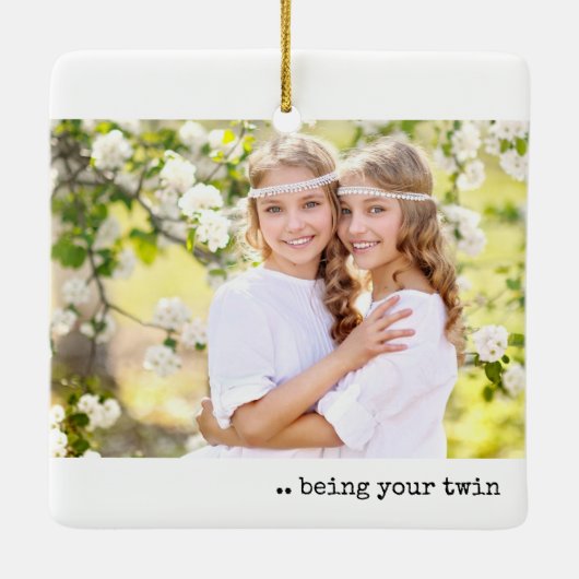 2つの写真の幸せは、あなたの双子のミニマリストである セラミックオーナメント (裏面)
