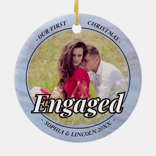 2つの写真の私たちの初めてのクリスマス婚約したフェイク大理石 セラミックオーナメント (裏面)