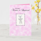 2つの十字との中型のピンクの双生児の洗礼カード カード (黄色い花)