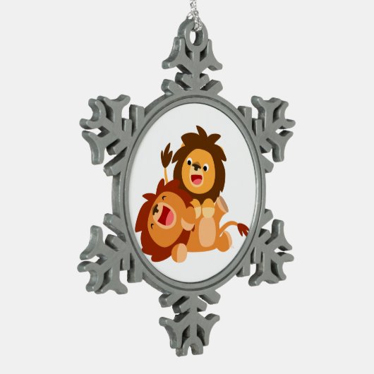 2つの可愛いよくはしゃぐ漫画ライオンズペーターオーナメント スノーフレークピューターオーナメント (左)