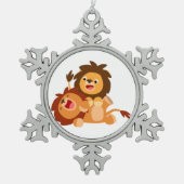 2つの可愛いよくはしゃぐ漫画ライオンズペーターオーナメント スノーフレークピューターオーナメント (正面)