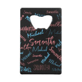 2つの名前のカップルのパターンmonogram青ライトピンク クレジットカード栓抜き (裏面)