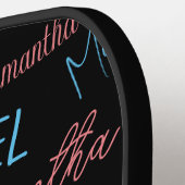 2つの名前のカップルのパターンmonogram青ライトピンク ピックルボールラケット (左詳細)