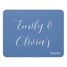 2つの名前を持つドームルームドアの看板