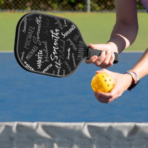 2つの名前カップルのパターンのモノグラム黒グレー白 ピックルボールラケット