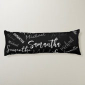 2つの名前カップルのパターンのモノグラム黒グレー白 ボディピロー (裏面)