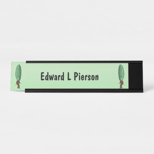 2つの奇妙な男性グリーンピックヘッドと顔スーツ デスクネームプレート (正面)