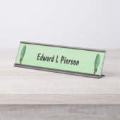 2つの奇妙な男性グリーンピックヘッドと顔スーツ デスクネームプレート (正面)