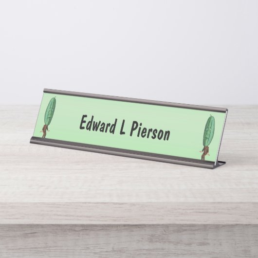 2つの奇妙な男性グリーンピックヘッドと顔スーツ デスクネームプレート (正面)