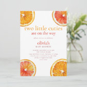 2つの小さなかわいこちゃんオレンジのスライス双子ベビーシャワー 招待状 (スタンド正面)