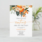 2つの小さなかわいこちゃんオレンジのフローラツインベビーシャワー 招待状 (スタンド正面)