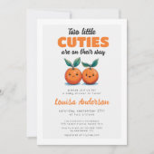 2つの小さなかわいこちゃんオレンジツインベビーシャワー 招待状 (正面)