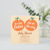 2つの小さなかわいこちゃんツインズベビーシャワーオレンジ 招待状 (スタンド正面)