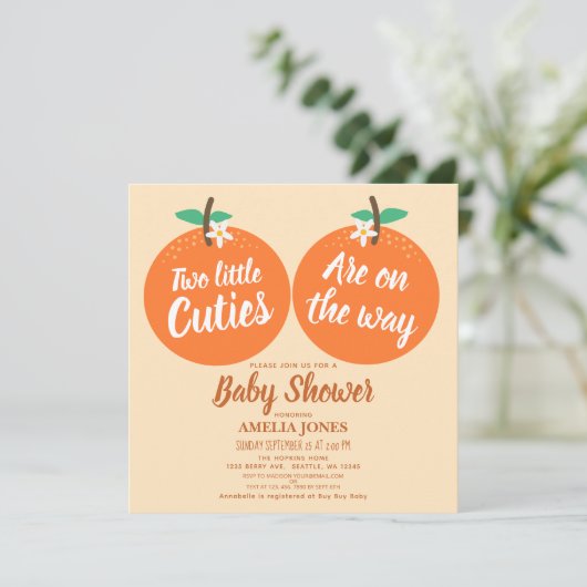 2つの小さなかわいこちゃんツインズベビーシャワーオレンジ 招待状 (スタンド正面)