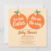 2つの小さなかわいこちゃんツインズベビーシャワーオレンジ 招待状 (正面)