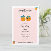 2つの小さなかわいこちゃんツインズベビーシャワー招待状 招待状 (スタンド正面)