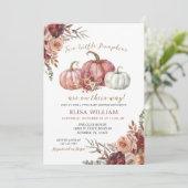 2つの小さなカボチャが彼らの道にある – 双子のベビー 招待状 (スタンド正面)