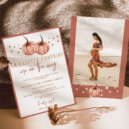 2つの小さなカボチャがTWIN Baby Showerの途中にある 招待状