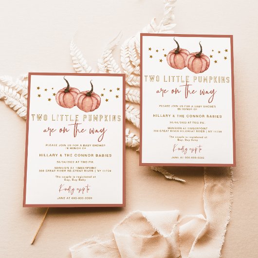 2つの小さなカボチャがTWIN Baby Showerの途中にある 招待状