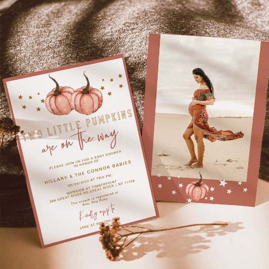 2つの小さなカボチャがTWIN Baby Showerの途中にある 招待状