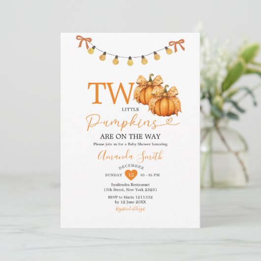 2つの小さなカボチャの文字列ライト赤ちゃんシャワー 招待状 (スタンド正面)