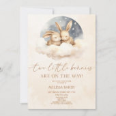 2つの小さなバンニーがツインベイビーシャワーの途中にある 招待状 (正面)