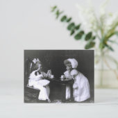2つの小さな女の子アットアティーパーティー ポストカード (スタンド正面)