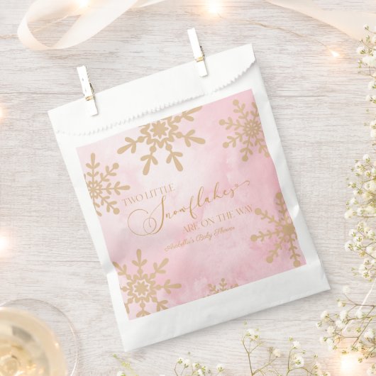 2つの小さな雪の結晶の冬双生児の赤ちゃんシャワー フェイバーバッグ (クリップ留めされた状態)