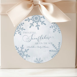 2つの小さな雪の結晶の冬双生児の赤ちゃんシャワー ラウンドシール