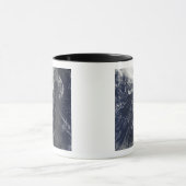 2つの強い嵐が大西洋に広がる海 マグカップ (中央)