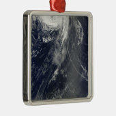 2つの強い嵐が大西洋に広がる海 メタルオーナメント (右)