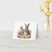 2つの復活祭バニーウサギと花空白の カード (黄色い花)