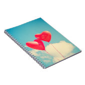 2つの明るい赤いハート型の風船が浮かび上がる ノートブック (右側)