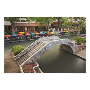 2つの橋が架かるRiver Walk沿いの屋外カフェ フォトプリント