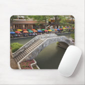 2つの橋が架かるRiver Walk沿いの屋外カフェ マウスパッド (マウス)