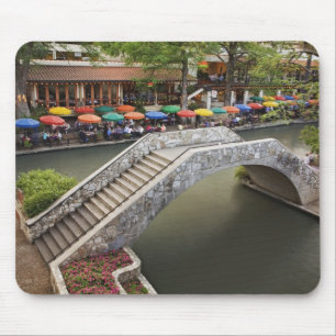 2つの橋が架かるRiver Walk沿いの屋外カフェ マウスパッド